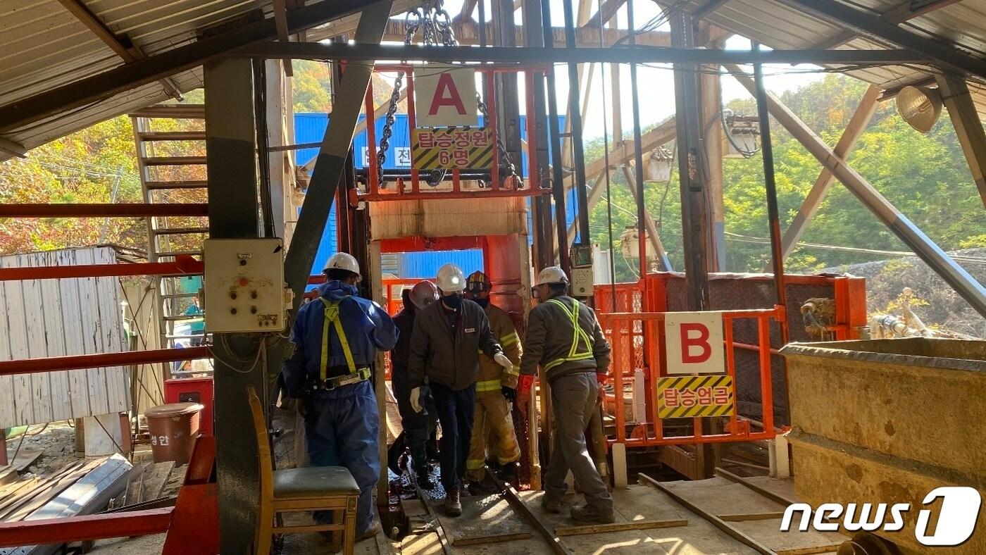 본문 이미지 - 경북 봉화군 아연광산에서 작업하던 광부 2명이 땅 속에 매몰된지 30일로 닷새째가 됐지만 부상이나 생사 여부가 아직까지 확인되지 않고 있다. 사진은 전날 진행된 구조활동 모습. (경북소방본부 제공)/뉴스1 