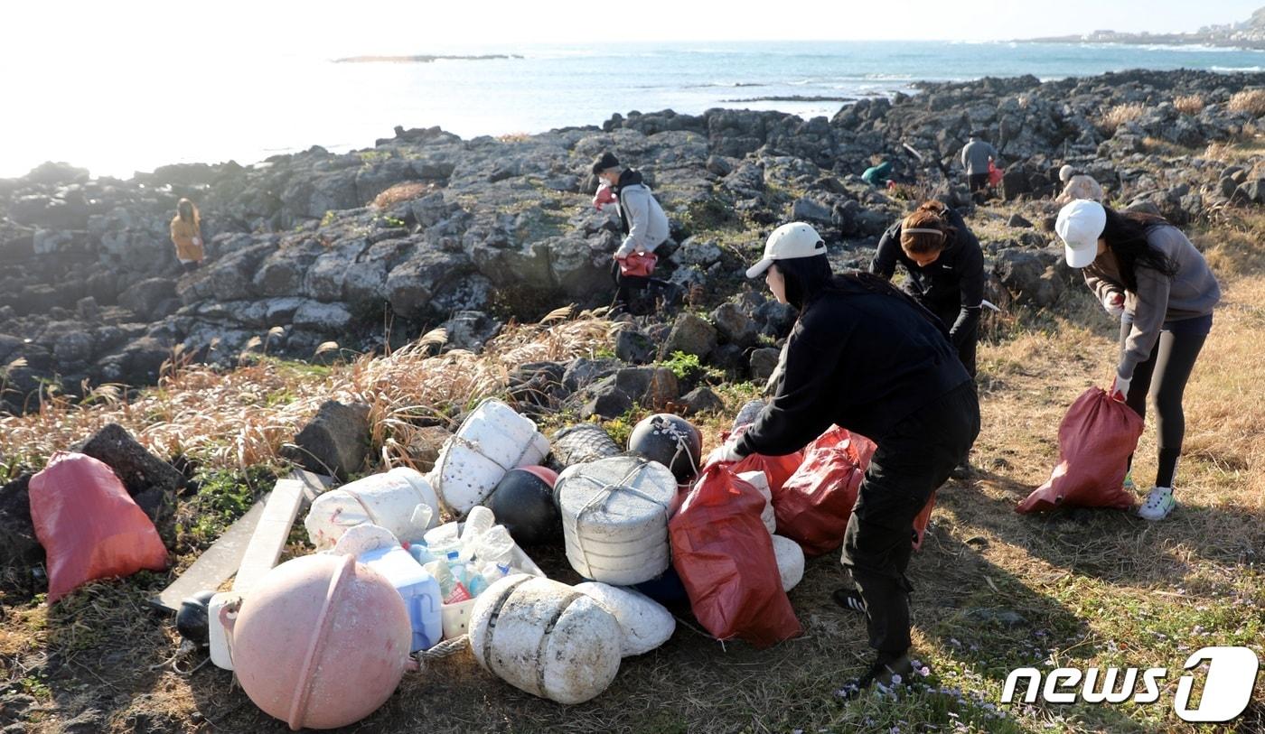  제주시 우도면에서 제주도와 제주관광공사가 주최한 '제로웨이스트' 여행에 참가한 방문객들이 해안가 쓰레기를 수거하고 있다.(뉴스1DB)ⓒ News1 고동명 기자