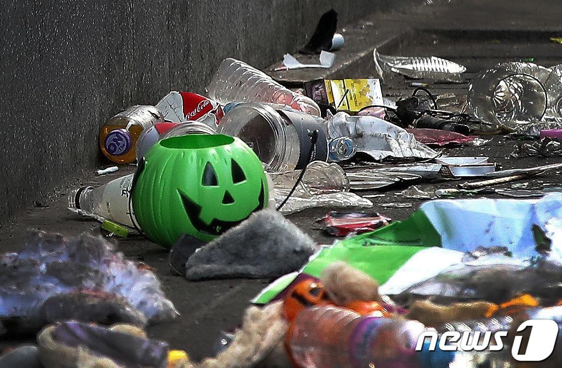 본문 이미지 - 30일 오전 서울 용산구 이태원 일대 압사 사고 현장이 아직 정리되지 못하고 있다.  2022.10.30/뉴스1
