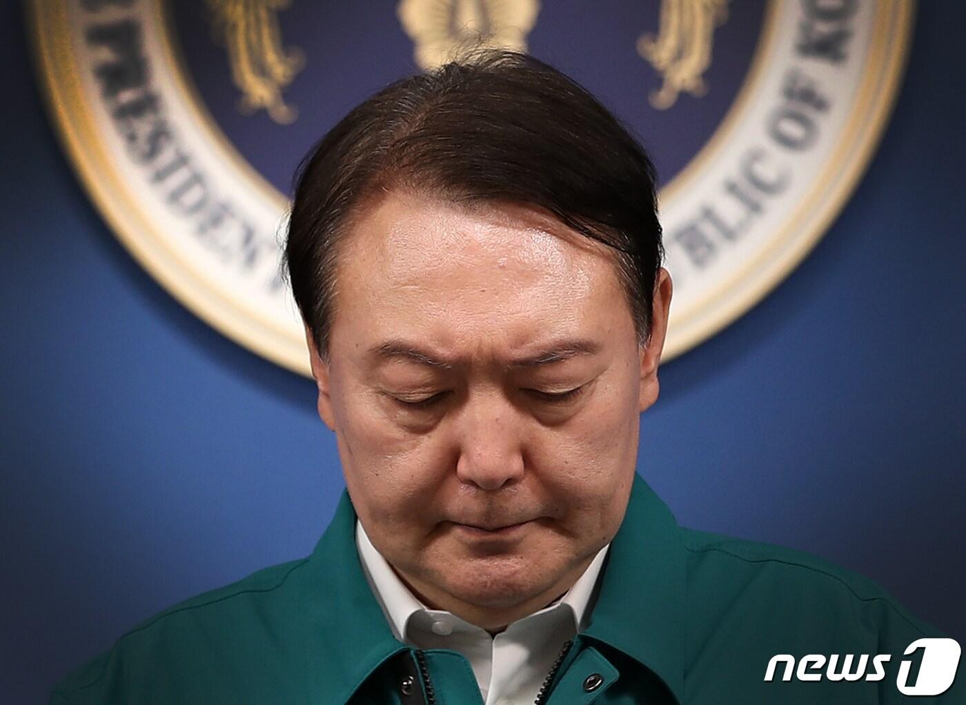 본문 이미지 - 윤석열 대통령이 30일 오전 용산 대통령실 청사 브리핑룸에서 이태원 핼러윈 압사사고 관련 대국민 담화를 발표하고 있다. 2022.10.30/뉴스1 ⓒ News1 오대일 기자