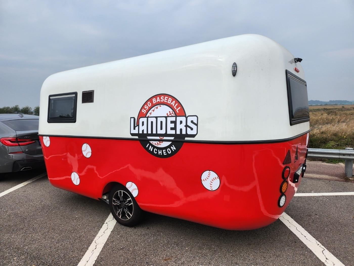 본문 이미지 - SSG랜더스 카라반(이마트24 제공)