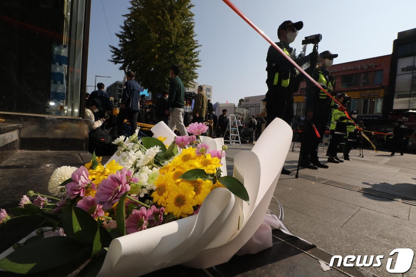 본문 이미지 - 30일 오후 서울 용산구 이태원 압사 사고 현장 인근에 한 시민이 두고 간 꽃이 놓여져 있다. 이태원 압사사고로 발생한 인명피해는 이날 현재 사망 151명, 중상 19명, 경상 63명이다. 2022.10.30/뉴스1 ⓒ News1 임세영 기자