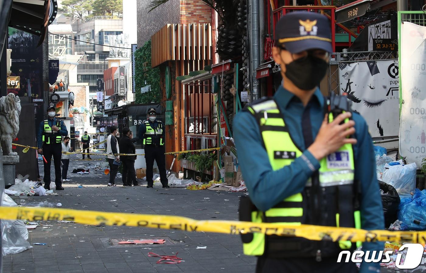 본문 이미지 - 30일 오후 서울 용산구 이태원 압사 사고 현장에서 경찰 관계자들이 현장조사를 하고 있다. 이태원 압사사고로 발생한 인명피해는 이날 현재 사망 151명, 중상 19명, 경상 63명이다. 2022.10.30/뉴스1 ⓒ News1 임세영 기자