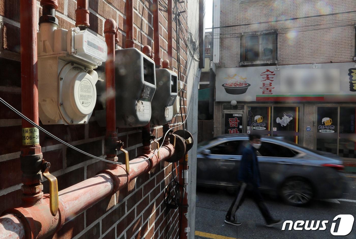 정부가 이르면 다음 달부터 겨울철 서민들의 난방비 부담을 덜기 위해 액화천연가스(LNG)와 액화석유가스(LPG)에 붙는 관세를 한시적으로 0%까지 내린다. 이번 조치로 가구마다 도시가스 요금이 매월 1400원 정도 내려갈 전망이다. 사진은 30일 서울 시내 주택가에 설치된 가스 계량기의 모습. 2022.10.30/뉴스1 ⓒ News1 김진환 기자