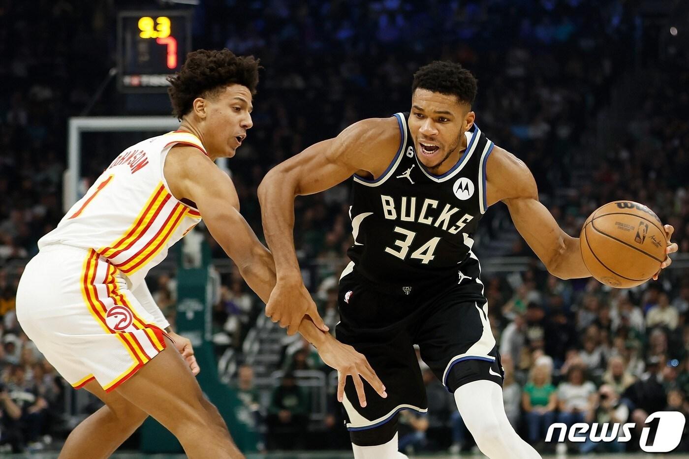 밀워키 벅스의 지아니스 아데토쿤보(오른쪽). ⓒ AFP=뉴스1