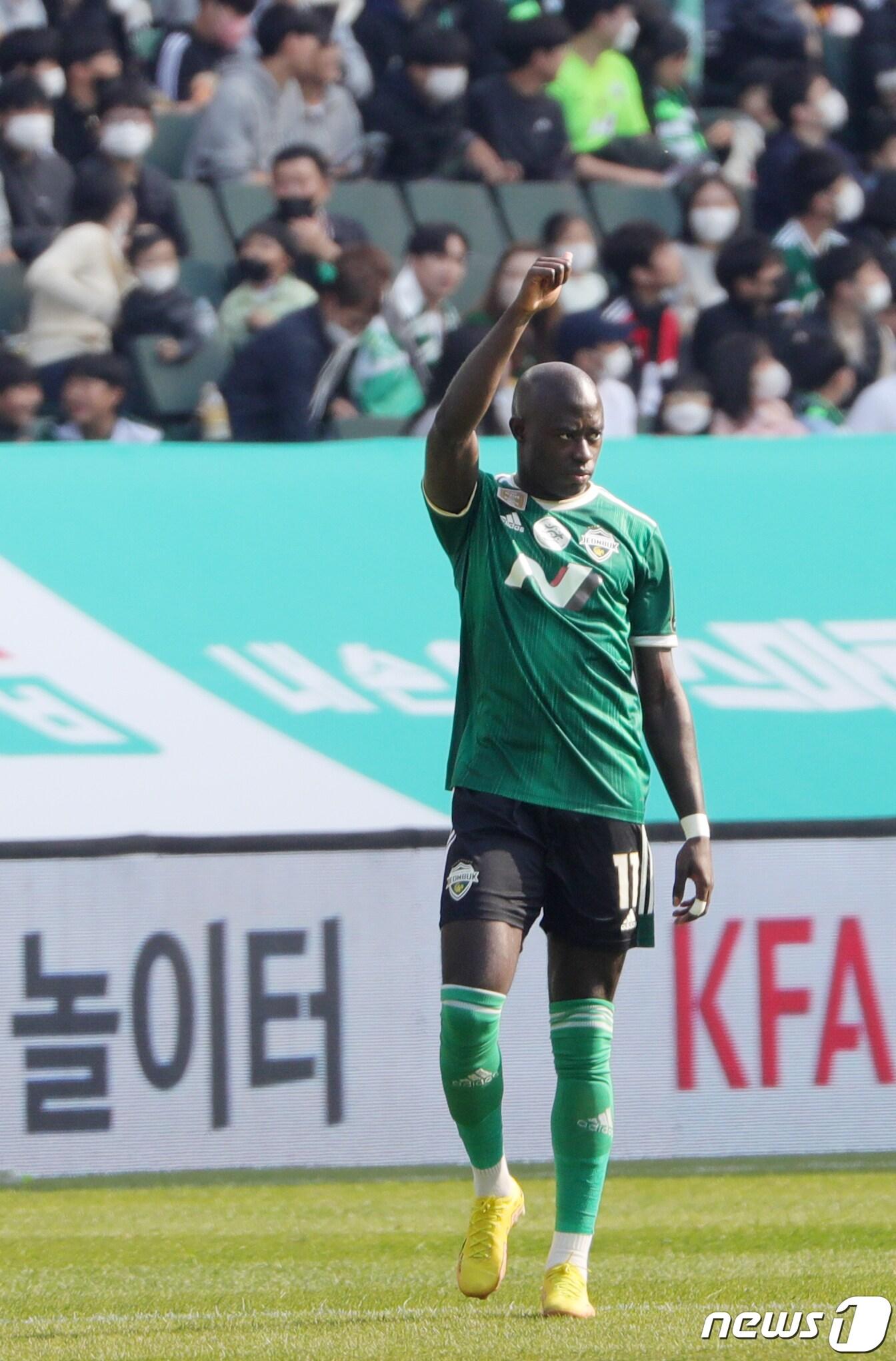 본문 이미지 - 30일 전북 전주시 전주월드컵경기장에서 열린 2022 하나원큐 FA컵 결승 2차전 전북 현대와 서울 FC의 경기에서 전북현대 바로우가 골을 넣고 엄지척을 하고 있다. 2022.10.30/뉴스1 ⓒ News1 유경석 기자