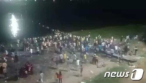 본문 이미지 - 인도 서부 구자라트주 모비 지역에 위치한 한 케이블 다리가 붕괴됐다. (온라인 캡처)