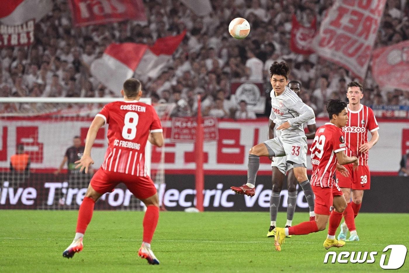 올림피아코스 황인범(가운데) ⓒ AFP=뉴스1