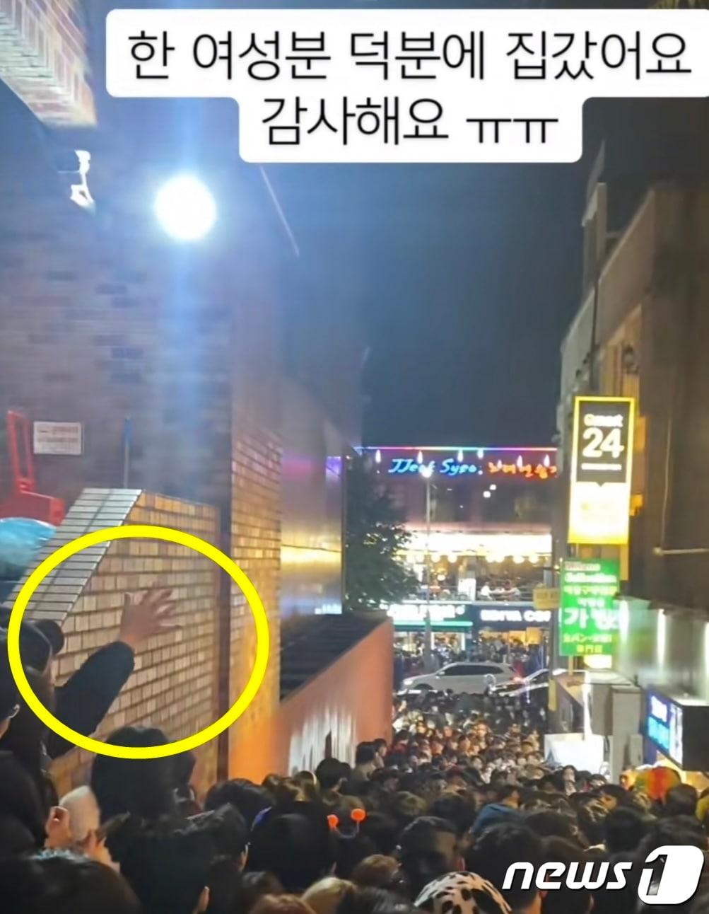 본문 이미지 - 사고 발생 몇 시간 전 같은 상황에서 골목을 일방향으로 통제해 시민을 이동시킨 여성. (틱톡)