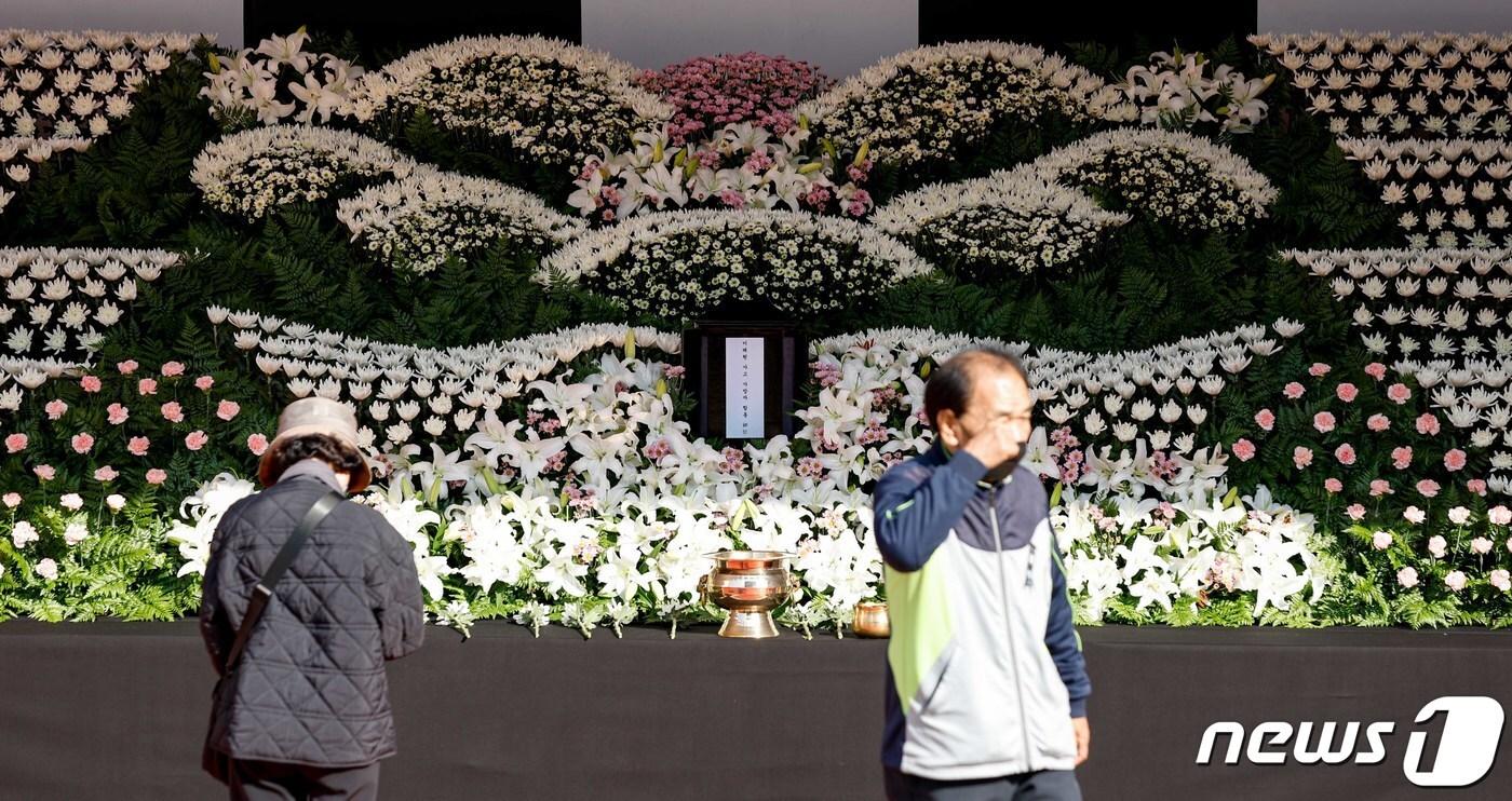 31일 서울 중구 서울광장에 마련된 이태원 참사 사망자를 위한 합동분향소를 찾은 시민들이 헌화하고 있다. (공동취재) 2022.10.31/뉴스1 ⓒ News1 박지혜 기자