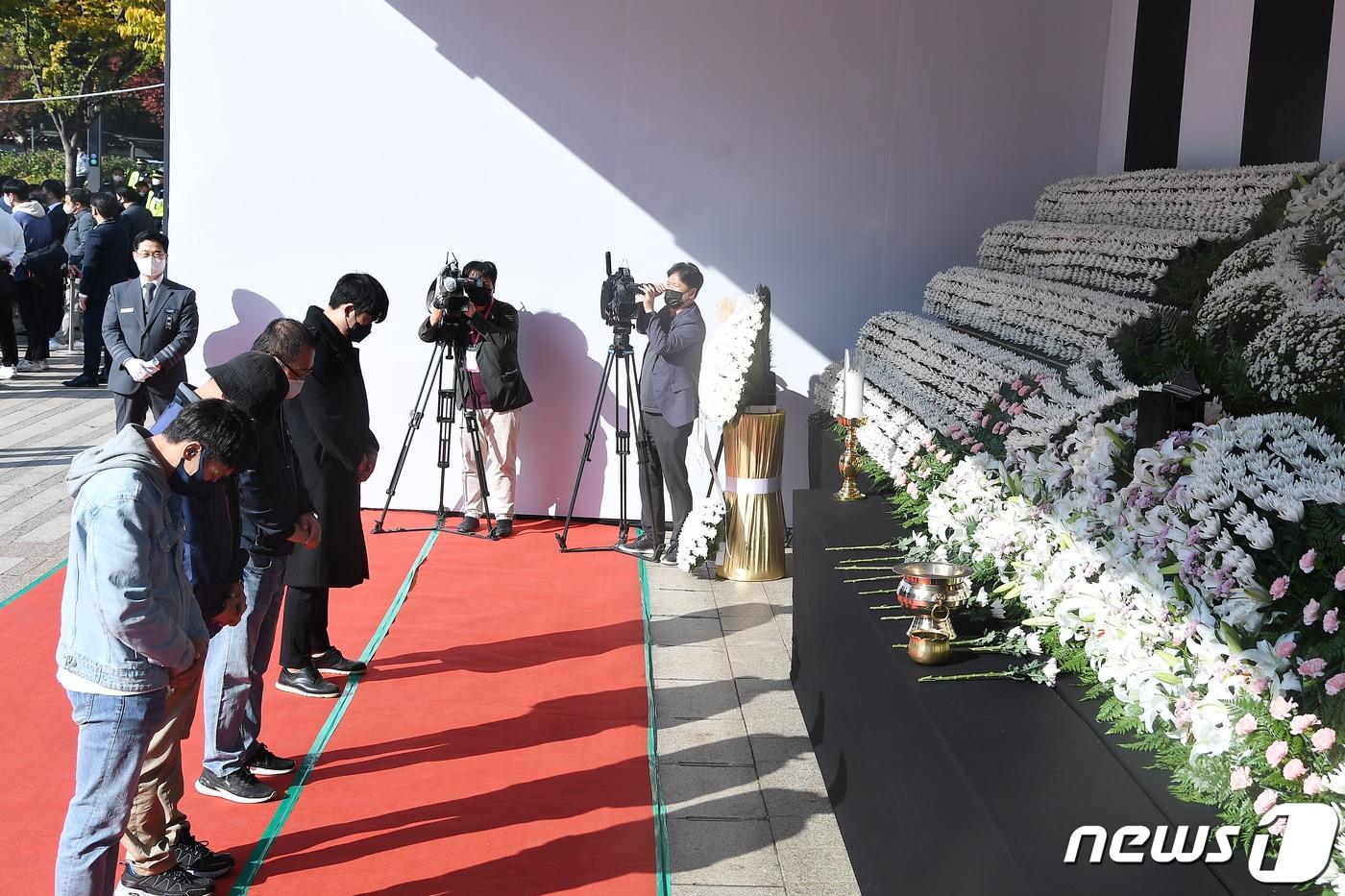 31일 서울 중구 서울광장에 마련된 이태원 참사 합동분향소에서 시민들이 추모하고 있다.(공동취재)2022.10.31/뉴스1 ⓒ News1 박지혜 기자