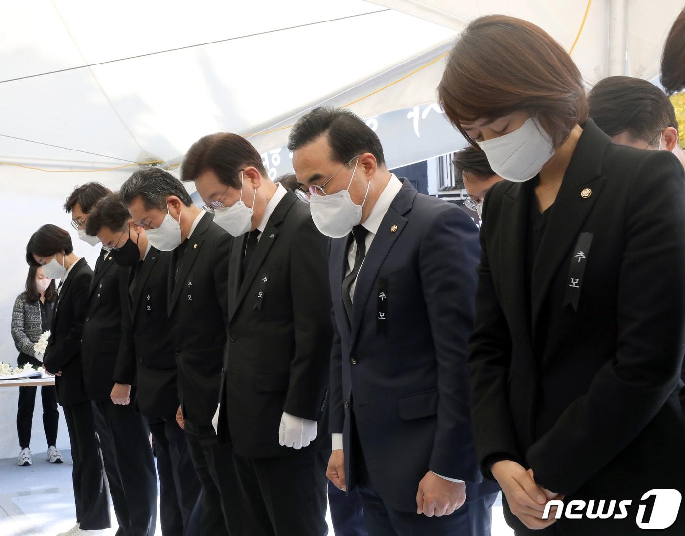 본문 이미지 - 이재명 대표를 비롯한 더불어민주당 지도부가 31일 오전 서울 용산구 녹사평역 광장에 마련된 이태원 사고 사망자 합동분향소를 찾아 애도하고 있다. 2022.10.31/뉴스1 ⓒ News1 신웅수 기자