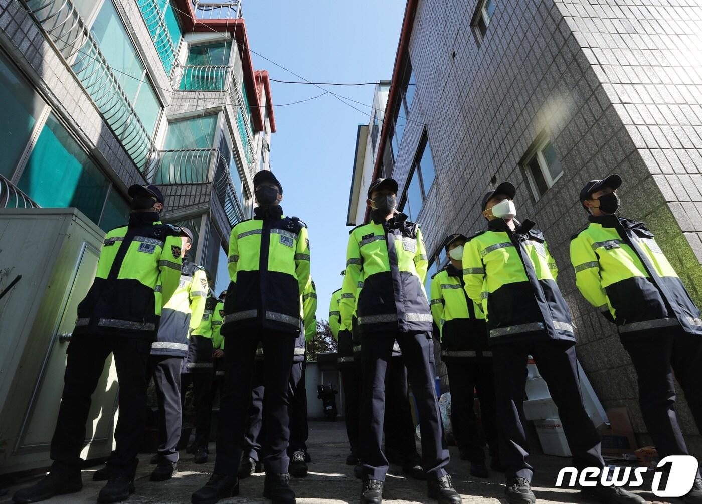 본문 이미지 - 연쇄성범죄자 박병화의 거주지로 알려진 경기 화성시의 한 주택가 앞에 경찰 병력이 배치돼 있다. /뉴스1