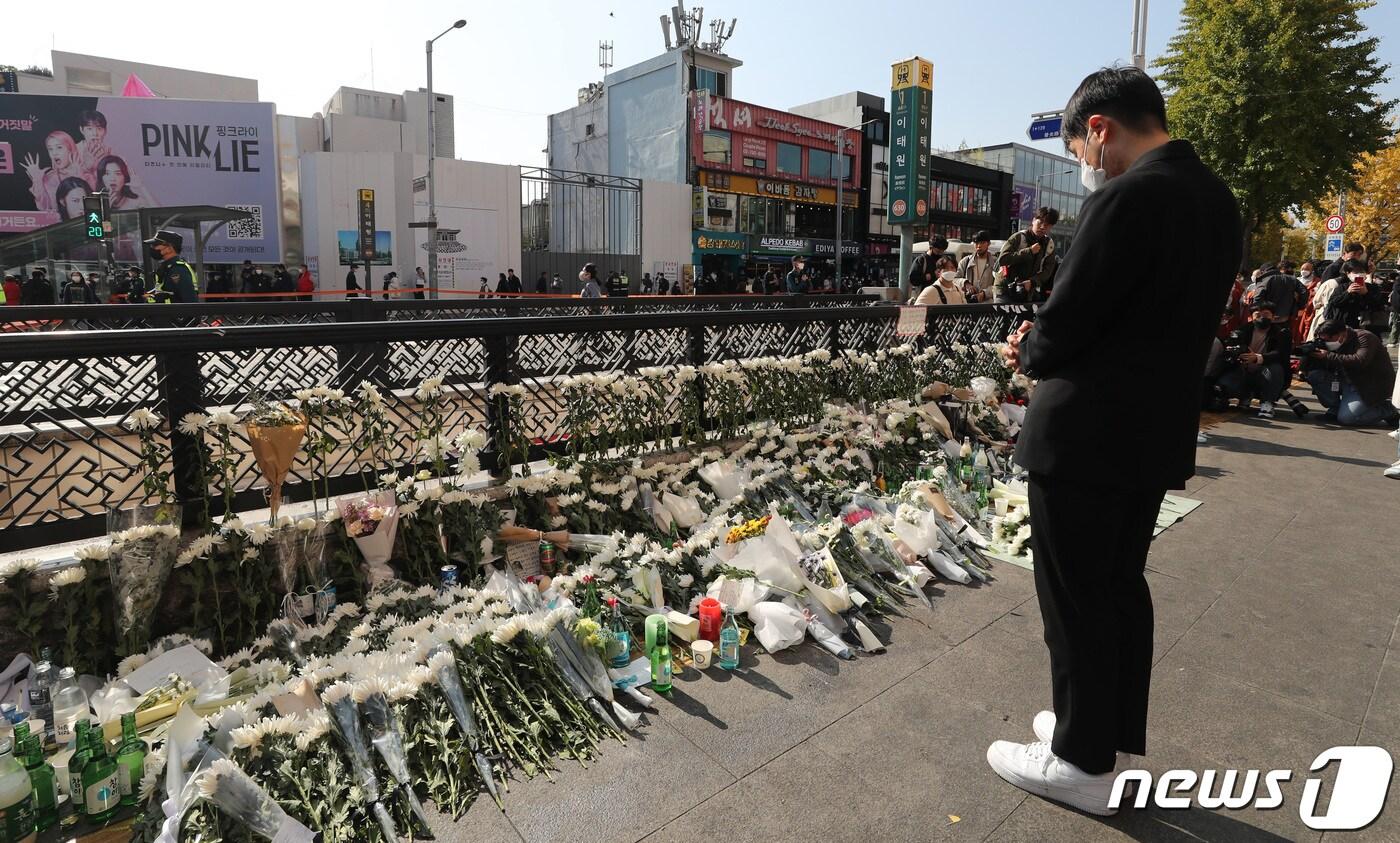 지난 31일 오후 서울 용산구 이태원 핼러윈 압사 참사 현장에서 한 외국인 추모객이 슬픔에 잠겨 있다. ⓒ News1 구윤성 기자