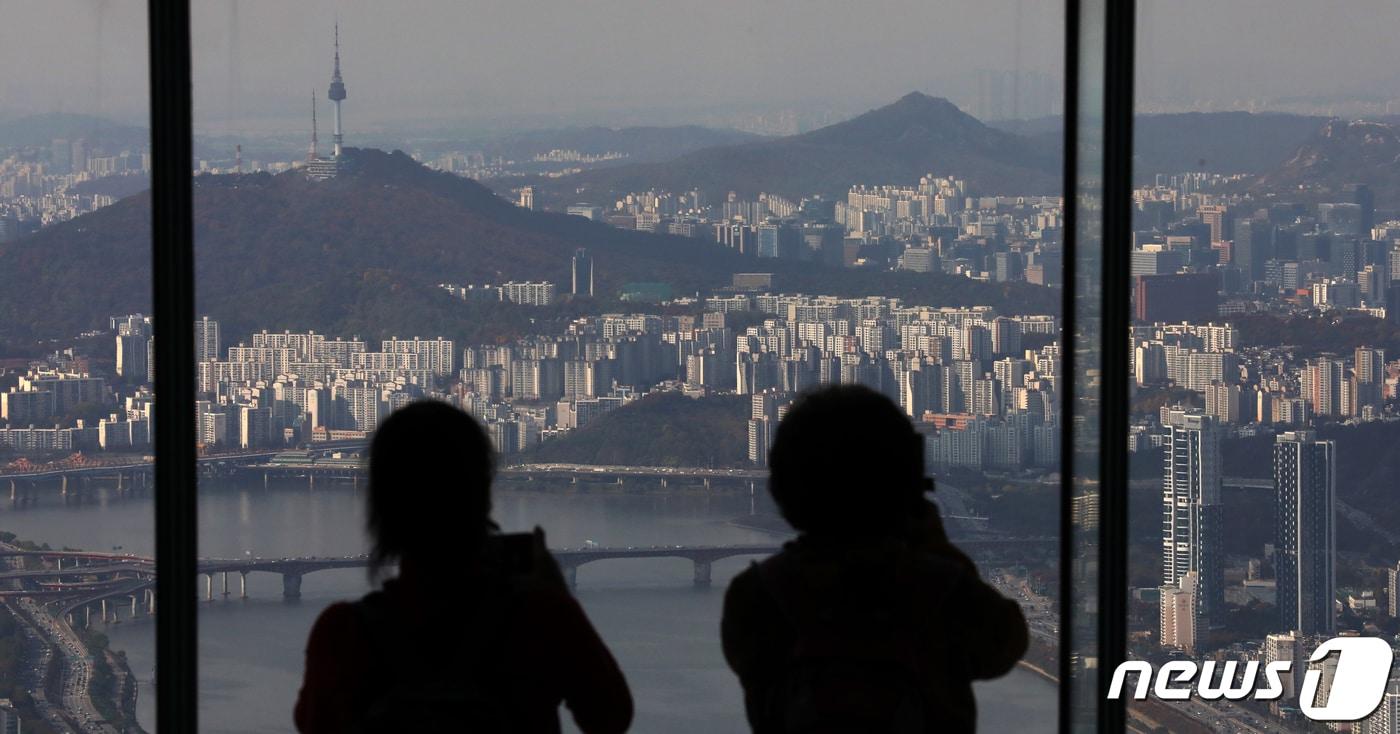  사진은 이날 서울 송파구 롯데월드타워 전망대 서울스카이에서 바라본 아파트 단지 모습. 2022.10.31/뉴스1 ⓒ News1 송원영 기자