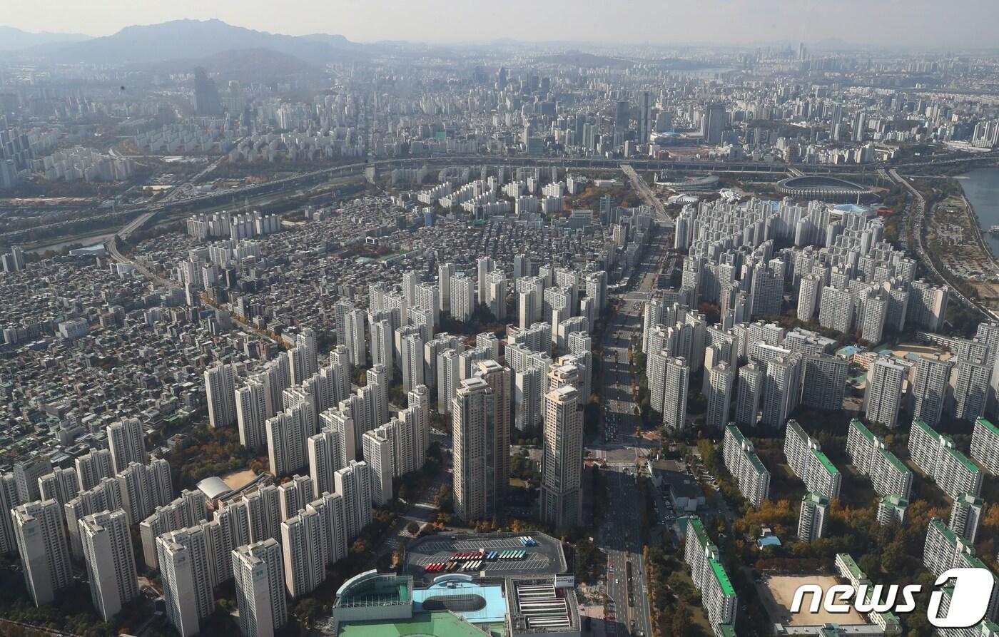 본문 이미지 -  서울 송파구 롯데월드타워 전망대 서울스카이에서 바라본 아파트 단지 모습. 2022.10.31/뉴스1 ⓒ News1 송원영 기자