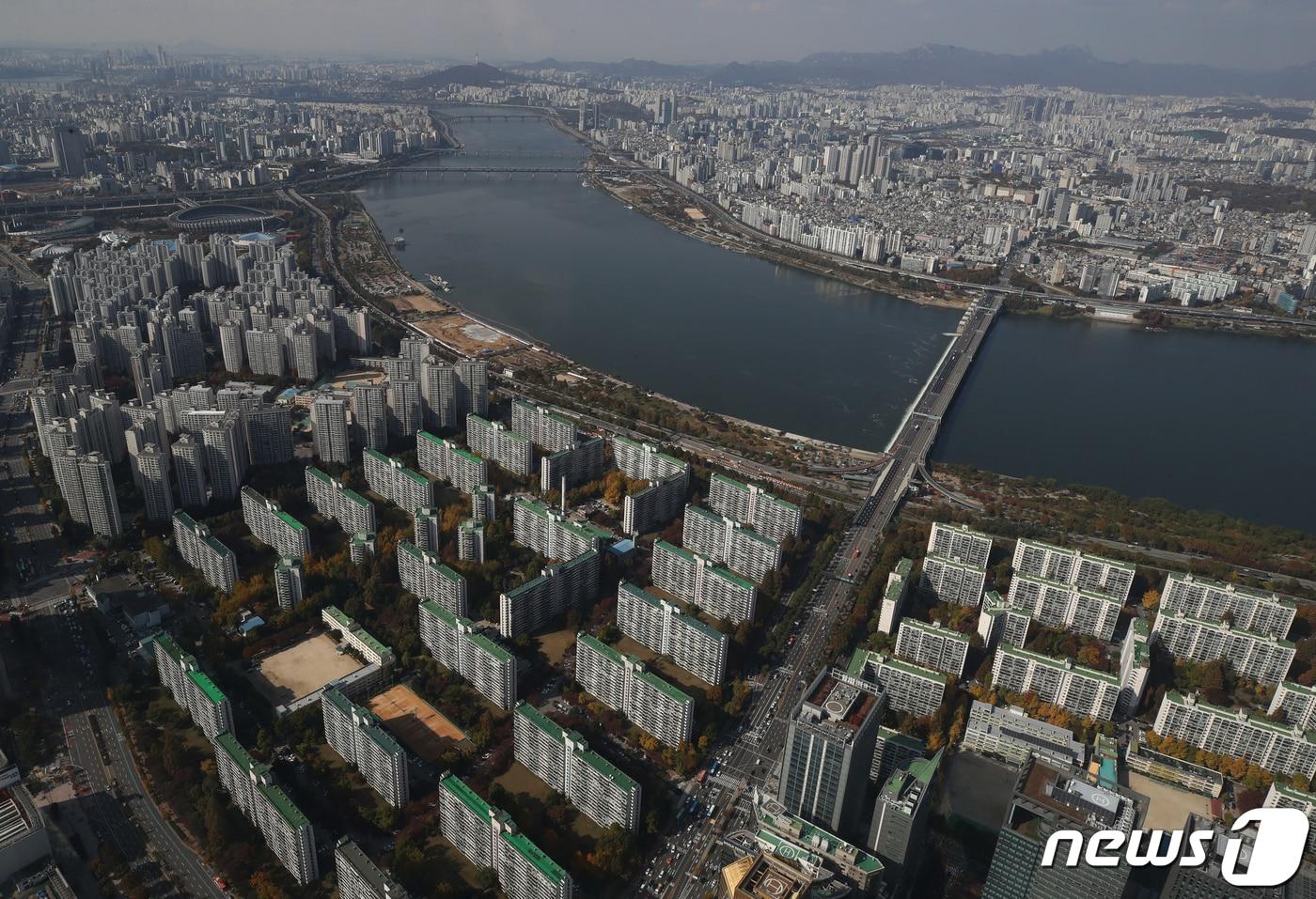 본문 이미지 -  서울 송파구 롯데월드타워 전망대 서울스카이에서 바라본 아파트 단지 모습. 2022.10.31/뉴스1 ⓒ News1 송원영 기자
