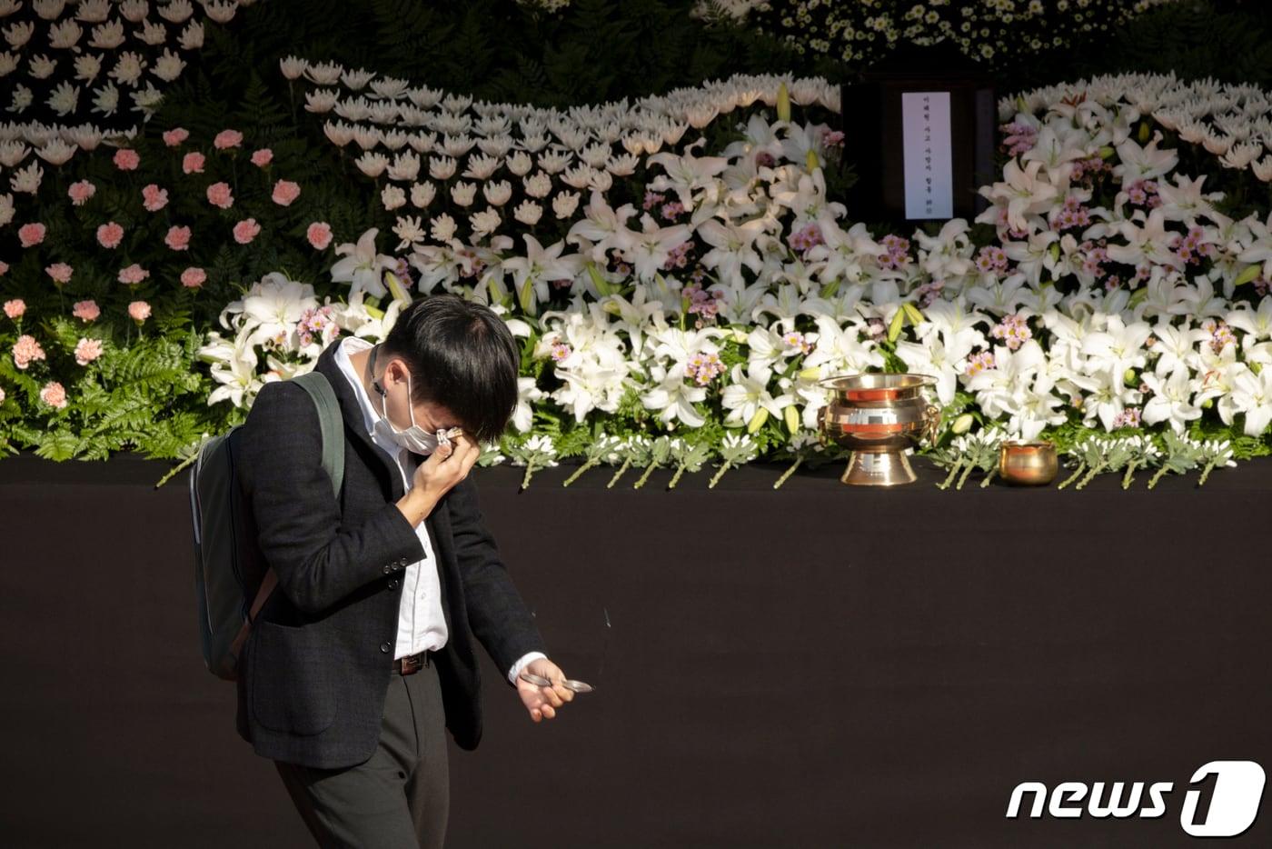 본문 이미지 - 31일 오전 서울시청에 마련된 '이태원 핼러윈 참사' 추모를 위한 합동 분향소를 찾은 한 시민이 헌화 후 눈물을 흘리고 있다. (공동취재) 2022.10.31/뉴스1 ⓒ News1 박지혜 기자