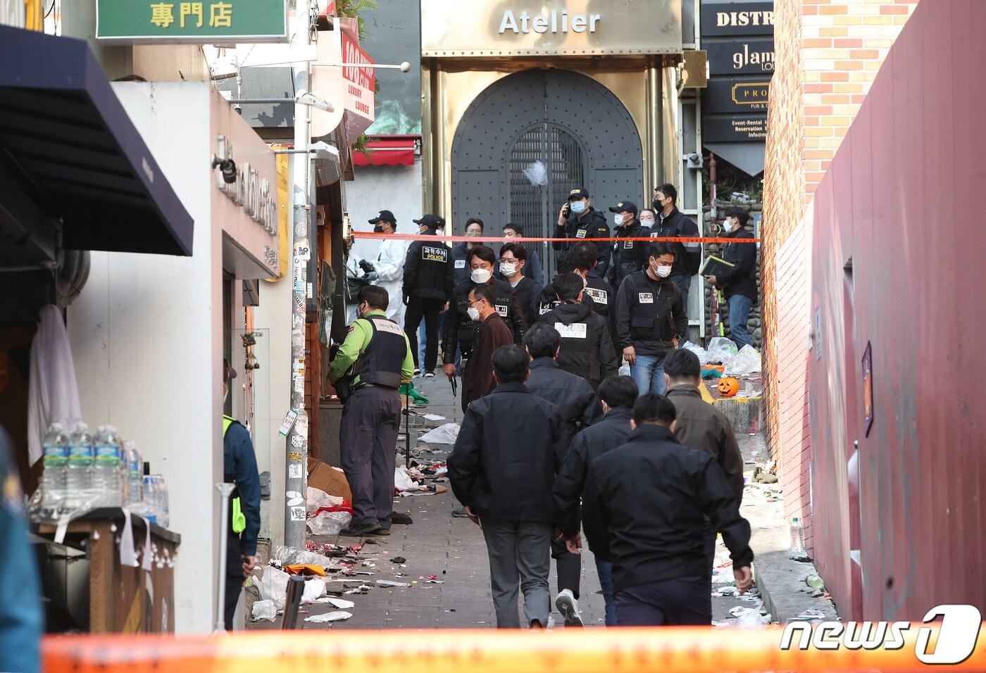 본문 이미지 - 서울경찰청 수사본부와 국립과학수사연구원 관계자들이 지난 10월31일 오후 이태원 참사가 일어난 서울 용산구 이태원역 인근에서 현장감식을 진행하고 있다. (공동취재) 2022.10.31/뉴스1 ⓒ News1 구윤성 기자