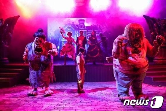 본문 이미지 -  롯데월드 어드벤처 부산에서 핼러윈 로얄가든 파티 퍼포먼스가 진행되고 있다(롯데월드 부산 제공)