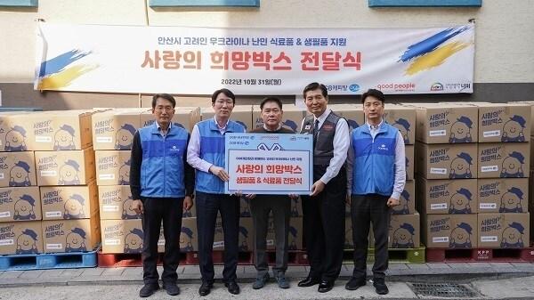 본문 이미지 - 국제구호개발NGO 굿피플은 DGB캐피탈과 함께 러시아·우크라이나 전쟁으로 국내에 입국한 안산시 고려인 난민 130가구에 침구류 및 생필품으로 구성된 사랑의희망박스를 지원했다(굿피플 제공)