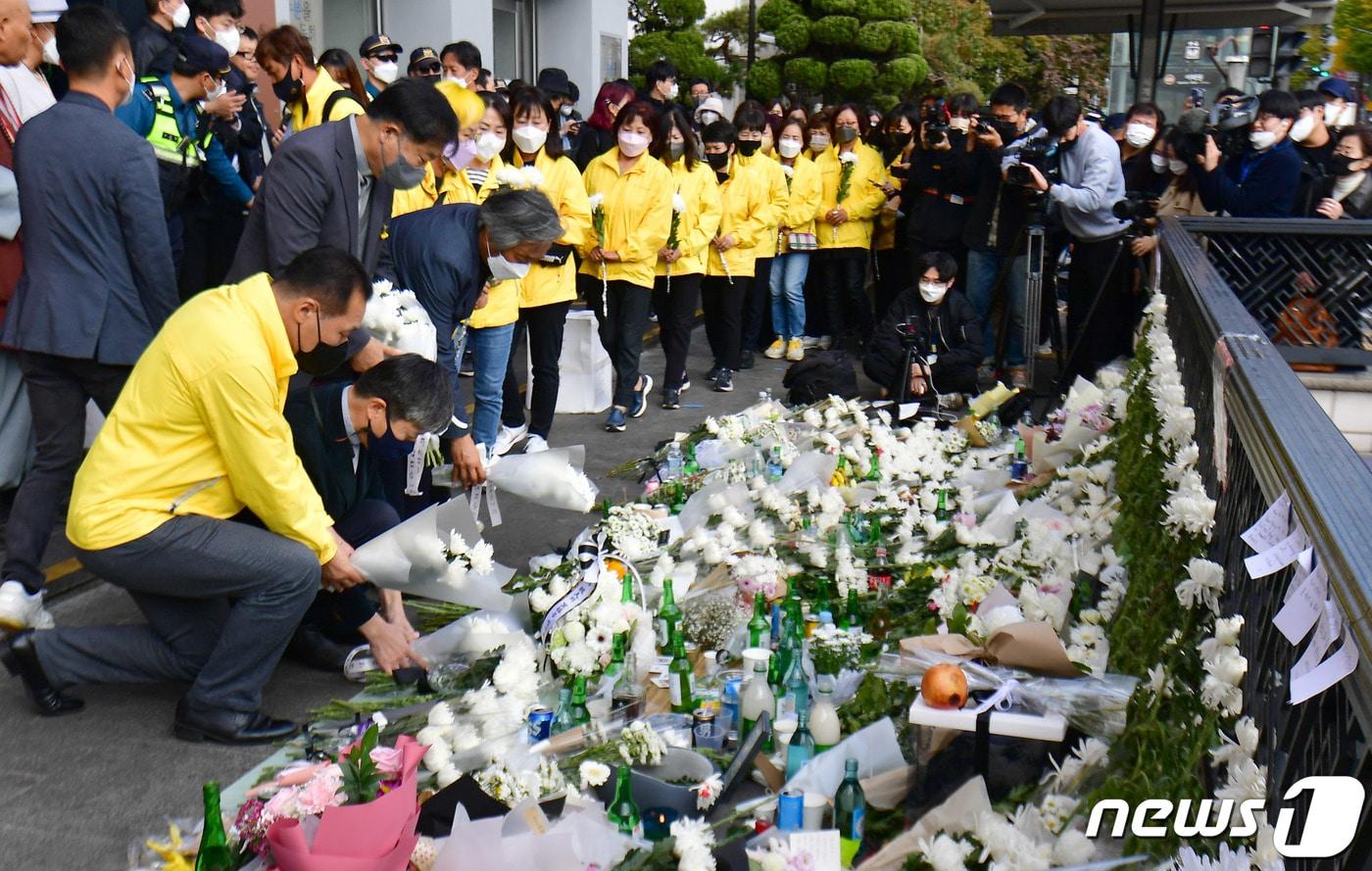 본문 이미지 - 세월호 유가족들이 31일 서울 용산구 이태원역 1번출구 앞에서 '이태원 참사' 희생자들을 위해 헌화하고 있다. (공동취재) 2022.10.31/뉴스1 ⓒ News1 구윤성 기자