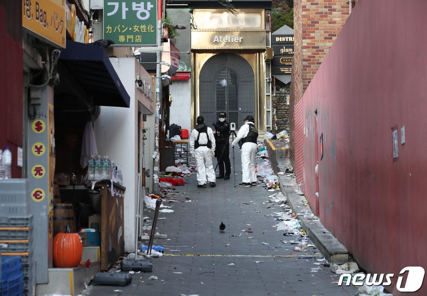 서울경찰청 수사본부와 국립과학수사연구원들이 지난 10월31일 서울 용산구 이태원 압사 참사 현장에서 합동감식을 진행하고 있다. (공동취재) /뉴스1 ⓒ News1 구윤성 기자