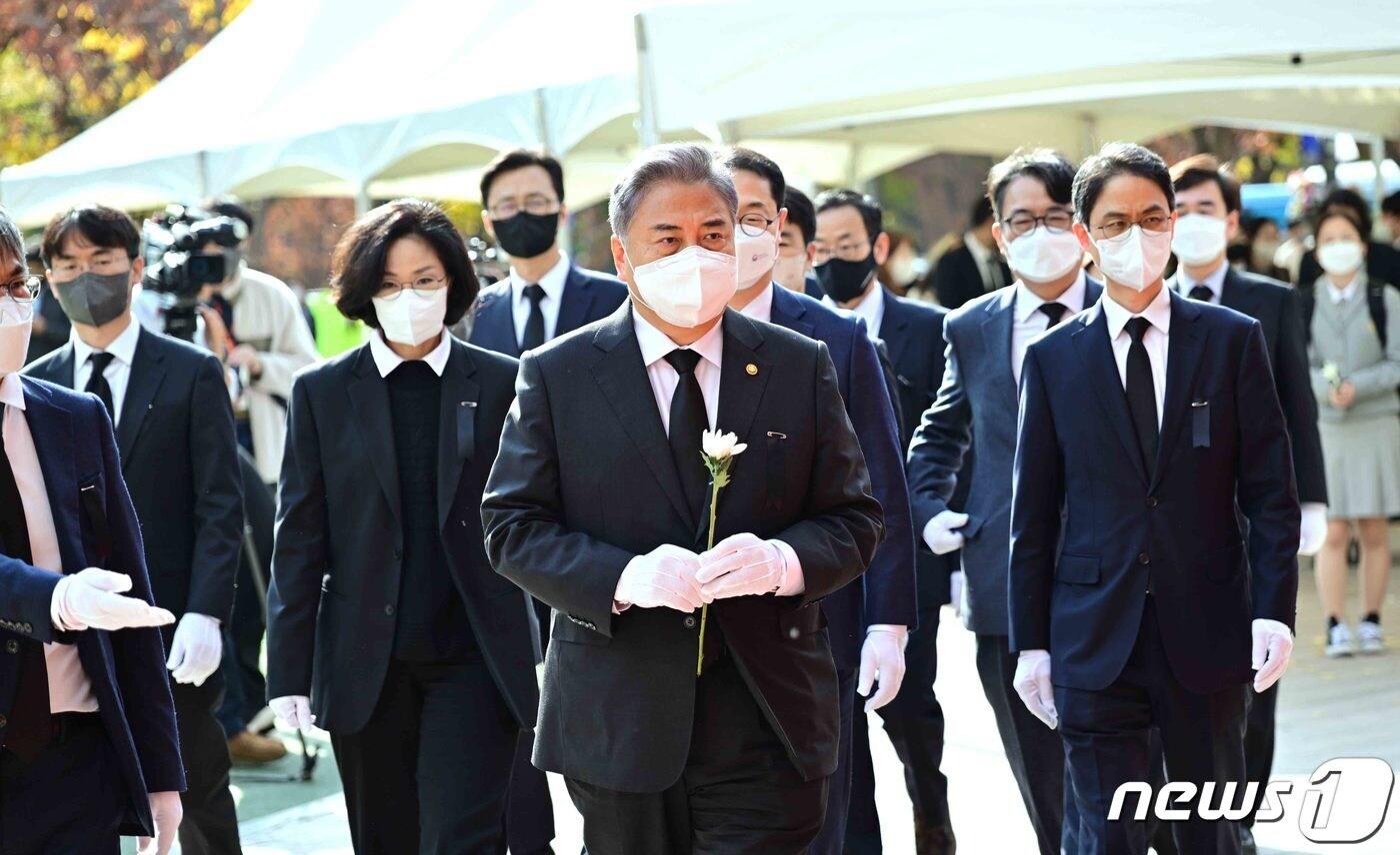 본문 이미지 - 박진 외교부 장관이 지난달 31일 서울광장에 마련된 '이태원 사고 사망자 합동분향소'를 찾았다. (외교부 제공) 2022.10.31/뉴스1