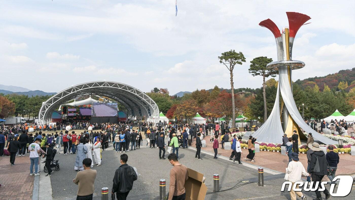 본문 이미지 - 제16회 장수한우랑사과랑 축제가 26일부터 30일까지 의암공원과 누리파크에서 열렸다. 축제 마지막날에는 이태원 참사 희생자에 대한 애도의 시간을 갖고, 일부 프로그램을 취소하거나 운영시간을 단축했다.(장수군 제공)2022.10.31 /뉴스1