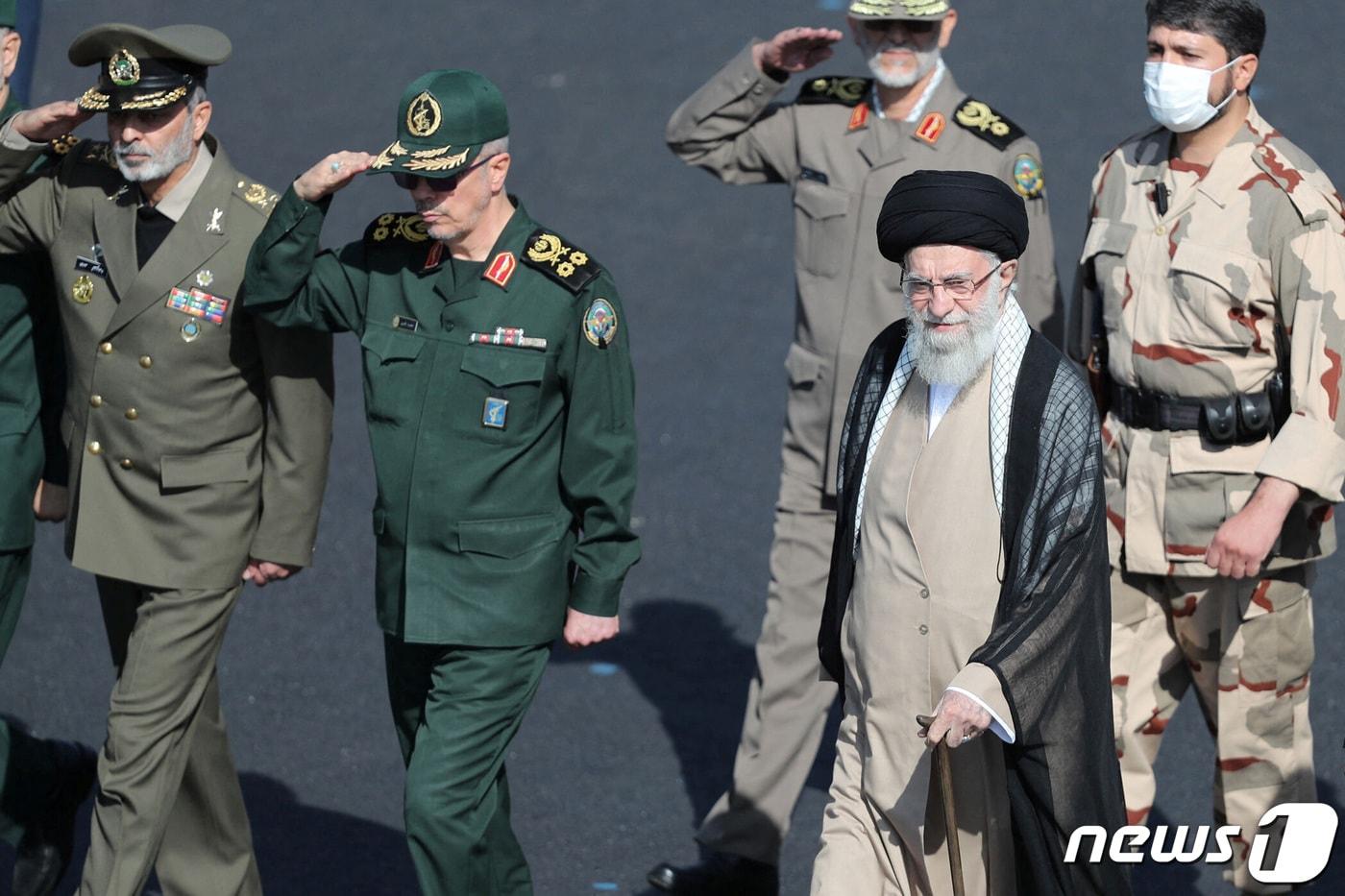 본문 이미지 - 아야톨라 세예드 알리 하메네이 이란 최고지도자가 3일(현지시간) ‘히잡 의문사’ 반정부 시위 확산 속 테헤란에서 열린 군 행사에 참석을 하고 있다. ⓒ 로이터=뉴스1 ⓒ News1 우동명 기자