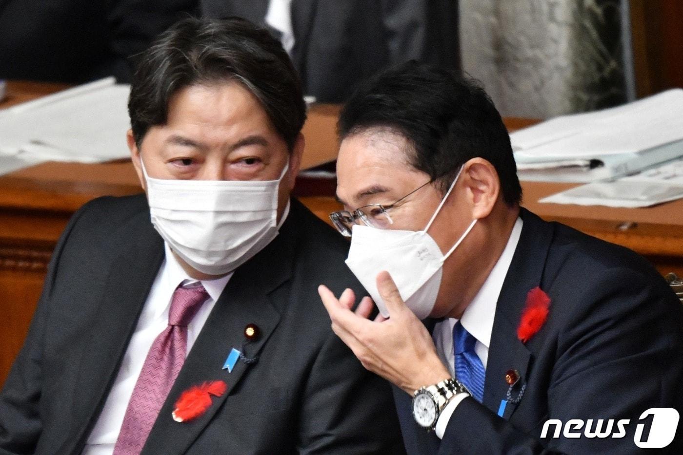 본문 이미지 - 기시다 후미오 일본 총리가 도쿄의 임시국회에서 가진 소신표명 연설을 하기 전에 하야시 요시마사 전 외무상과 얘기를 하고 있다. ⓒ AFP=뉴스1 ⓒ News1 우동명 기자