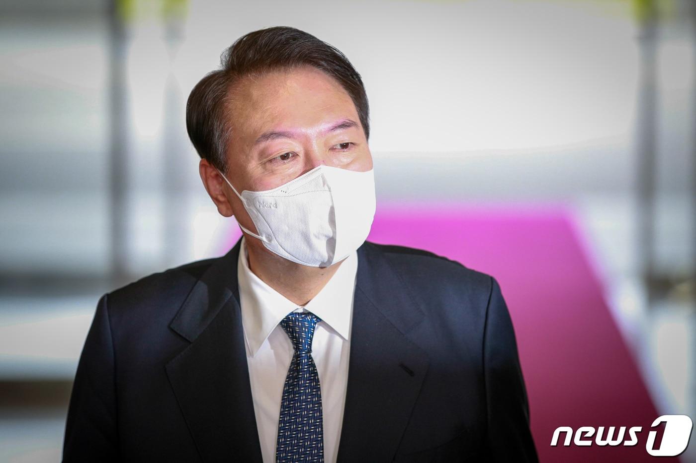 본문 이미지 - 윤석열 대통령이 4일 오전 용산 대통령실로 출근하고 있다. 2022.10.4/뉴스1 ⓒ News1 안은나 기자