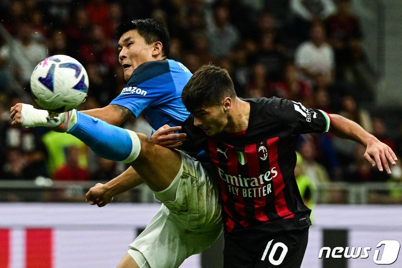나폴리의 김민재(왼쪽)ⓒ AFP=뉴스1