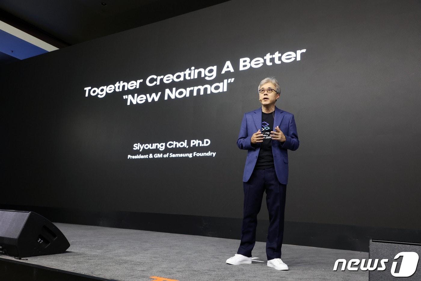 본문 이미지 - 삼성전자 파운드리사업부장 최시영 사장이 지난해 10월 3일(현지시간) 미국 실리콘밸리에서 열린 '삼성 파운드리 포럼 2022'에서 발표를 하고 있다. (삼성전자 제공) 2022.10.4/뉴스1