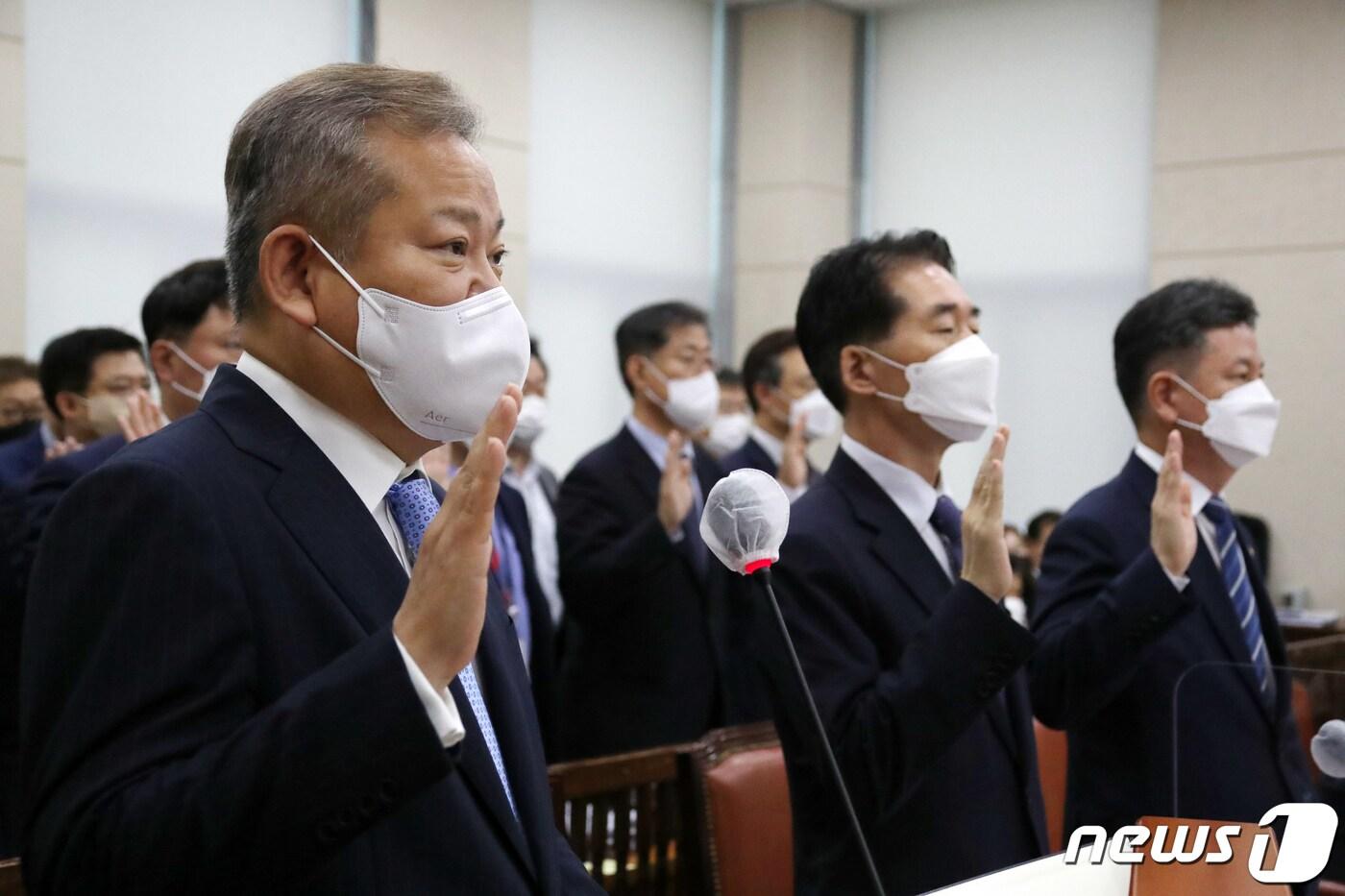 본문 이미지 - 이상민 행정안전부 장관을 비롯한 행안부 간부들이 4일 서울 여의도 국회에서 열린 행정안전위원회 국정감사에서 증인 선서를 하고 있다. (공동취재) 2022.10.4/뉴스1 ⓒ News1 유승관 기자