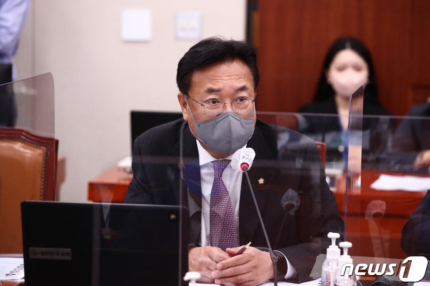본문 이미지 - 정진석 국민의힘 비상대책위원장이 4일 서울 여의도 국회 외교통일위원회 회의실에서 열린 국정감사에서 의사진행 발언을 하고 있다. (공동취재) 2022.10.4/뉴스1 ⓒ News1 유승관 기자
