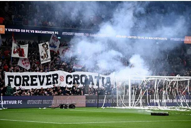 본문 이미지 - 나치를 찬양한 시드니 유나이티드 팬들(가디언 캡처) 