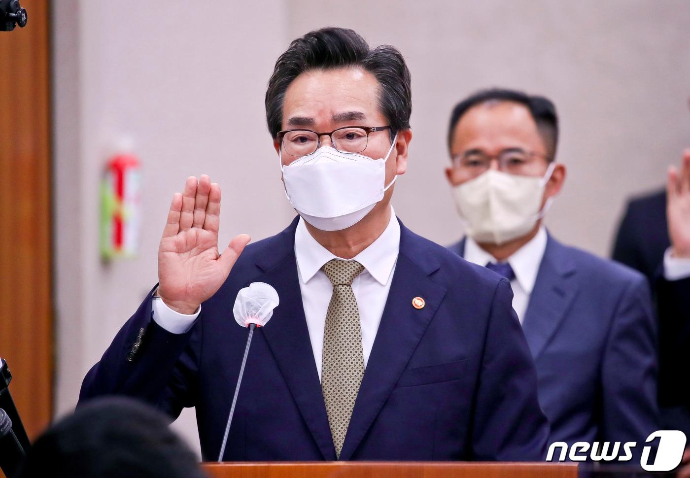 본문 이미지 - 정황근 농림축산식품부 장관이 4일 서울 여의도 국회 농림축산식품해양수산위원회에서 열린 국정감사에 출석해 증인 선서하고 있다. (공동취재) 2022.10.4/뉴스1 ⓒ News1 유승관 기자