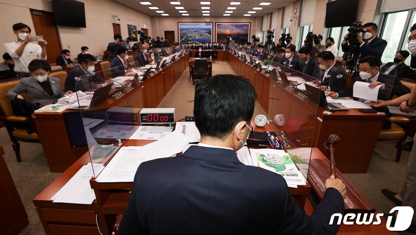 본문 이미지 - 김민기 국회 국토교통위원장이 4일 서울 여의도 국회에서 열린 국토교통위원회 국정감사에서 의사봉을 두드리고 있다. (공동취재) 2022.10.4/뉴스1 ⓒ News1 유승관 기자