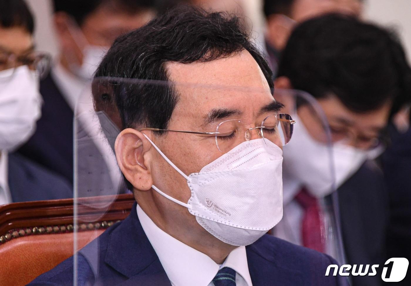 본문 이미지 - 이창양 산업통상자원부 장관이 4일 오전 서울 여의도 국회에서 열린 산업통상자원중소벤처기업위원회 국정감사에서 눈을 감고 생각에 잠겨 있다. (공동취재) 2022.10.4/뉴스1 ⓒ News1 유승관 기자