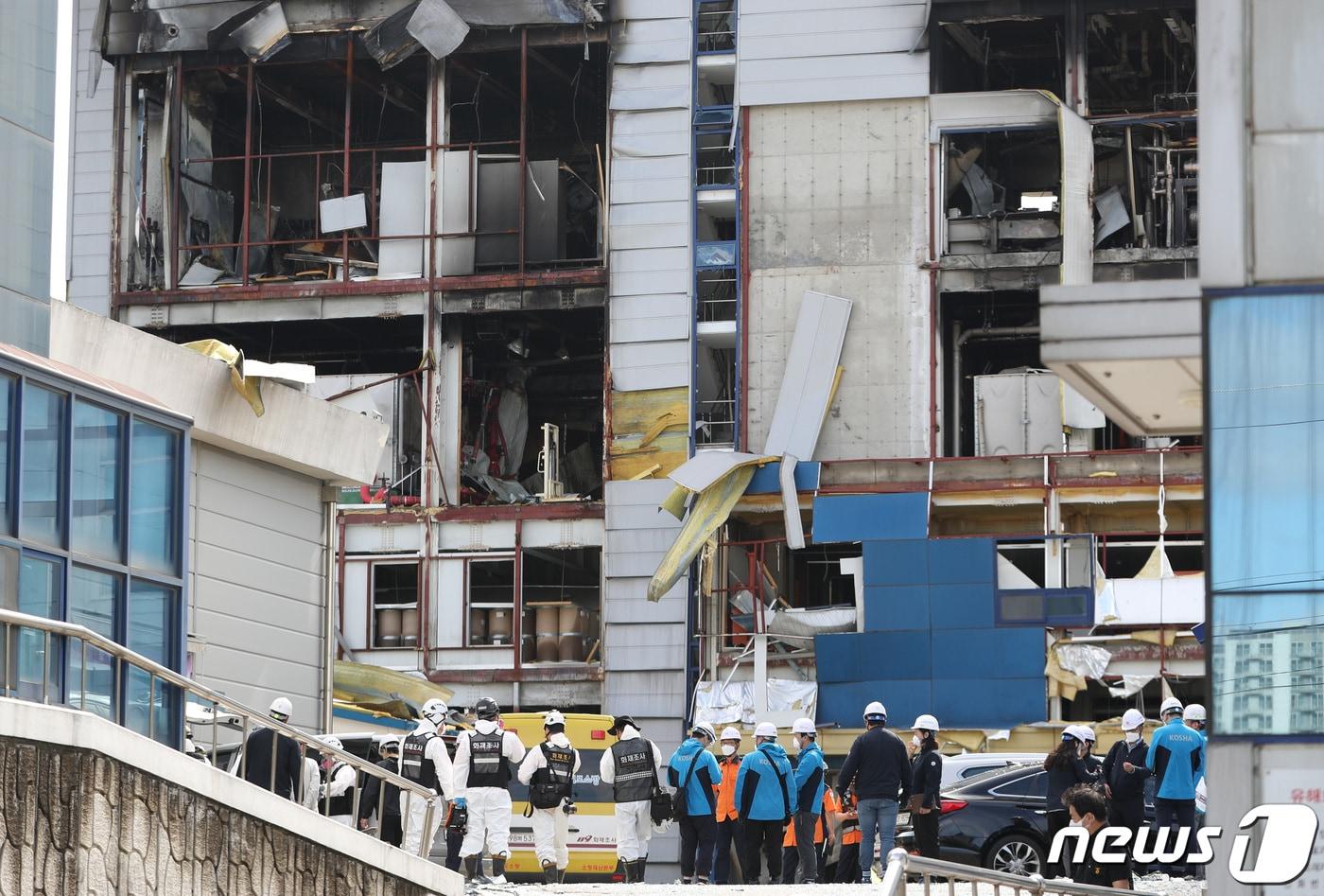 본문 이미지 - 4일 오전 경기 화성시 향남읍 상신리 제약단지 내 위치한 화일약품에서 유관기관들이 함께 합동감식을 벌이고 있다. 앞서 지난 9월30일 오후 제약단지 내 발생한 화재로 현재까지 1명이 숨지고 4명이 중상, 13명이 경상 등 피해를 입었다. 2022.10.4 ⓒ 뉴스1 김영운 기자