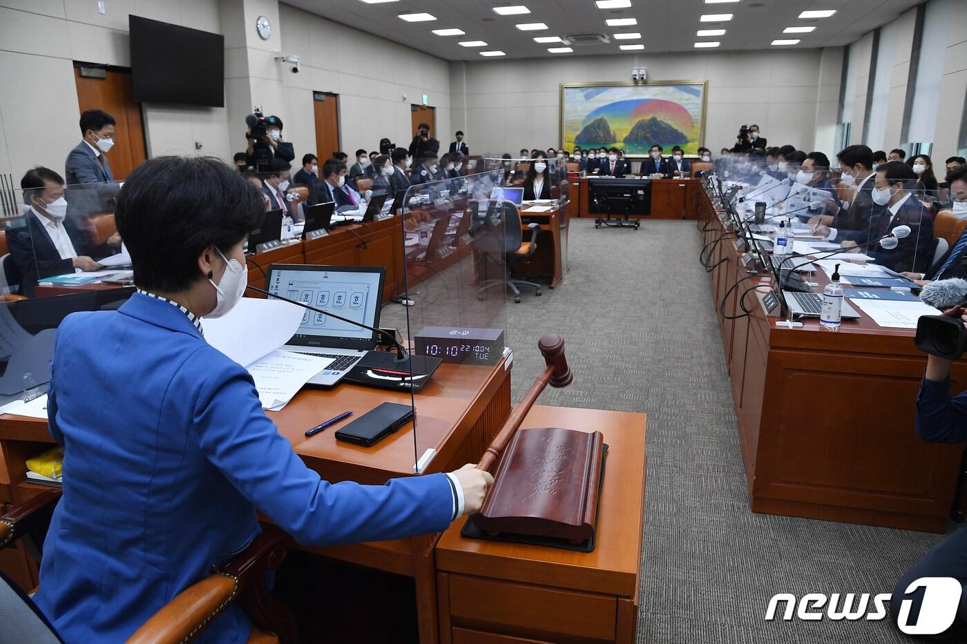 본문 이미지 - 백혜련 정무위원장이 4일 국회에서 열린 정무위원회의 국무조정실, 국무총리비서실 국정감사를 주재하고 있다. (공동취재) 2022.10.4/뉴스1 ⓒ News1 허경 기자