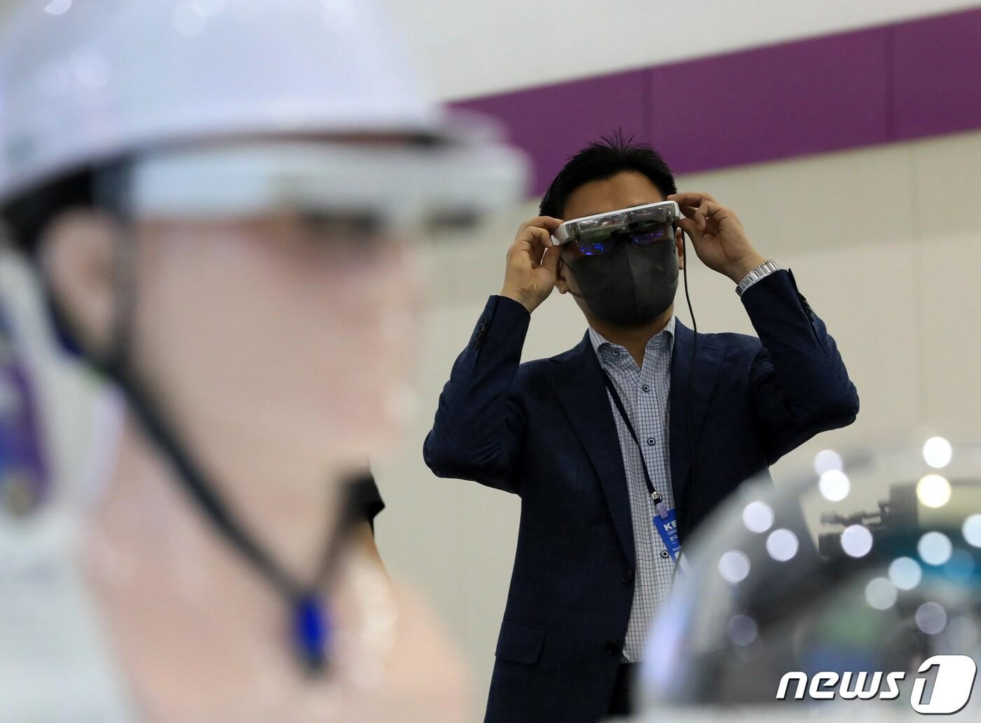 본문 이미지 - 4일 오전 서울 강남구 코엑스에서 열린 제53회 한국전자전&#40;KES 2022&#41;에서 한 참관객이 증강·혼합현실를 활용한 스마트 안경을 체험하고 있다.&#40;사진은 기사 내용과 관계 없음&#41; 2022.10.4/뉴스1 ⓒ News1 구윤성 기자