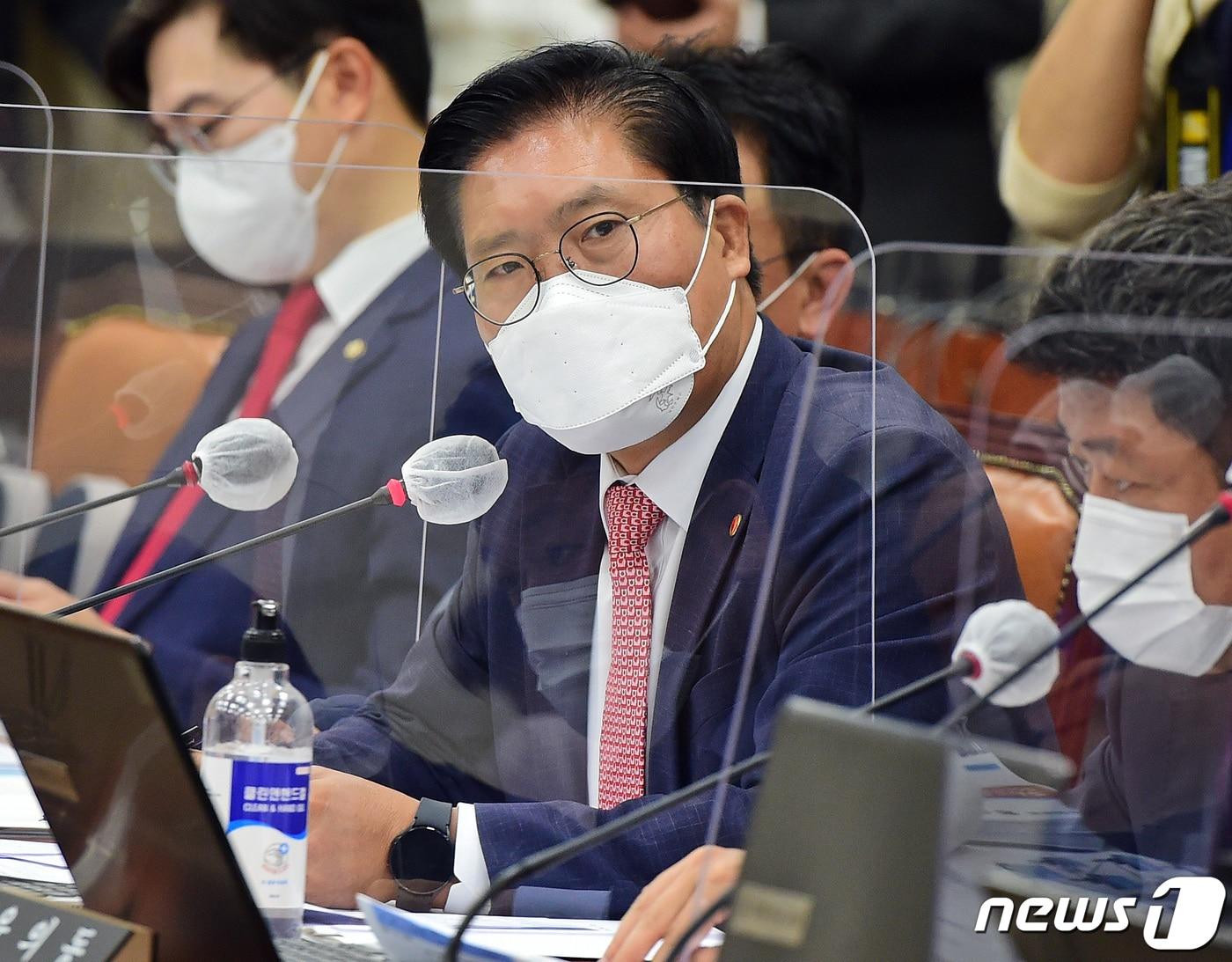 본문 이미지 - 송석준 국민의힘 의원이 4일 서울 여의도 국회에서 열린 정무위원회의 국무조정실, 국무총리 비서실에 대한 국정감사에서 의사 진행 발언을 하고 있다. (공동취재) 2022.10.4/뉴스1 ⓒ News1 이재명 기자