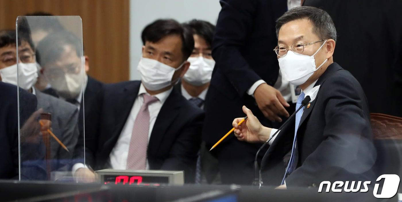 본문 이미지 - 이종호 과학기술정보통신부 장관이 4일 오전 정부세종청사에서 열린 국회 과학기술정보방송통신위원회의 과학기술정보통신부, 우정사업본부 등에 대한 국정감사에서 국감 자료 문서 재배포를 지시하며 의원들의 이야기를 듣고 있다. 2022.10.4/뉴스1 ⓒ News1 김기남 기자
