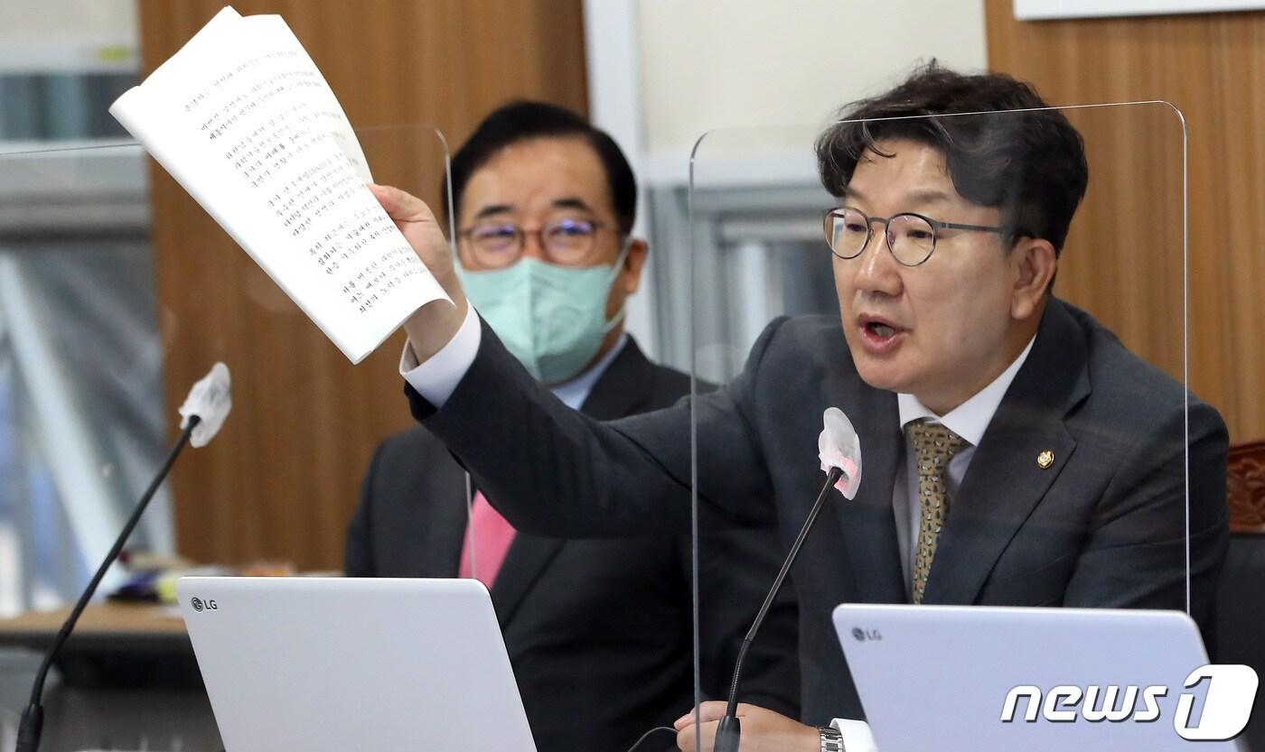 본문 이미지 - 4일 오전 정부세종청사에서 열린 국회 과학기술정보방송통신위원회의 과학기술정보통신부, 우정사업본부 등에 대한 국정감사에서 국민의 힘 권성동 의원이 자료배포 등을 지적하며 발언하고 있다. 2022.10.4/뉴스1 ⓒ News1 김기남 기자