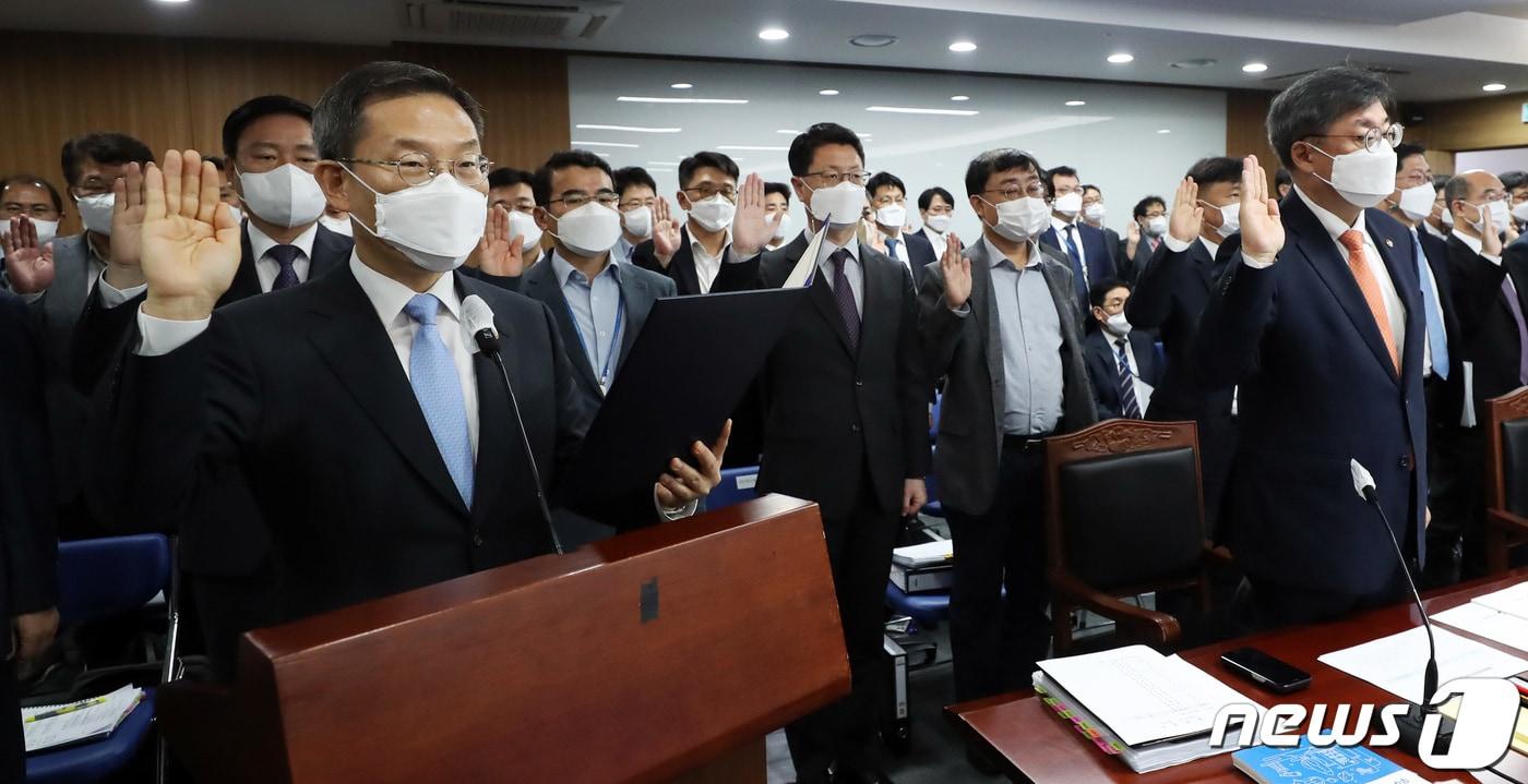 이종호 과학기술정보통신부 장관(왼쪽)을 비롯한 관계 공무원들이 4일 오전 정부세종청사에서 열린 국회 과학기술정보방송통신위원회의 과학기술정보통신부, 우정사업본부 등에 대한 국정감사에서 증인 선서를 하고 있다. 2022.10.4/뉴스1 ⓒ News1 김기남 기자