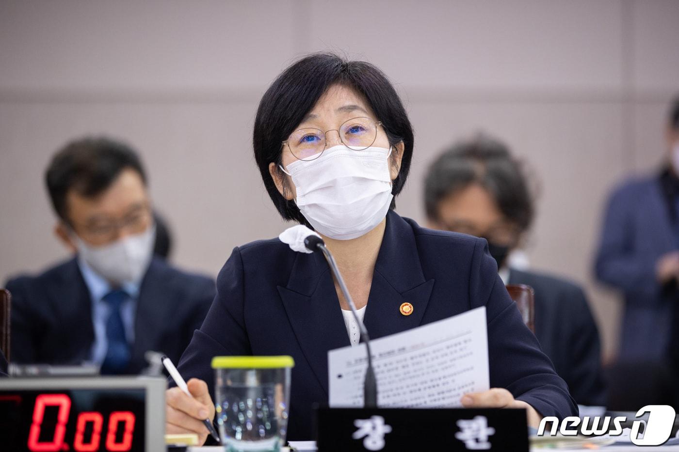 한화진 환경부 장관이 4일 정부세종청사 대회의실에서 열린 국회 환경노동위원회의 국정감사에 출석해 의원들의 질문에 답변을 하고 있다.(환경부 제공) 2022.10.04/뉴스1 ⓒ News1 황덕현 기자