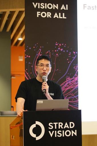 본문 이미지 -  김준환 스트라드비젼 대표가 스트라드비젼을  소개하고 사업 전략을 발표하고 있다.(스트라드비젼 제공)