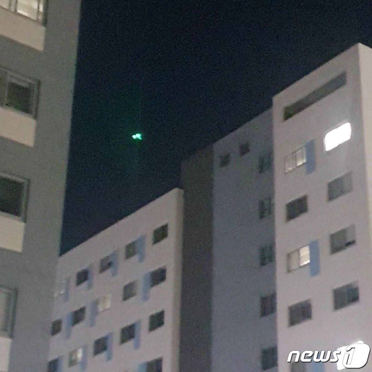 본문 이미지 - 지난 9월8일 저녁 부산대 여자 기숙사 자유관에 나타난 드론 모습.(부산대 에브리타임 제공)